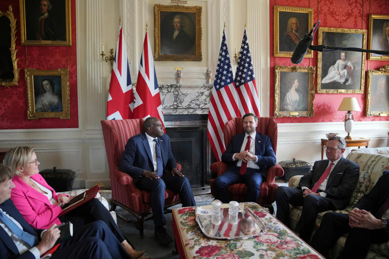 Read more about the article How Ukraine and Europe are responding to the planned Trump-Putin meeting. By Lisa Lomami.