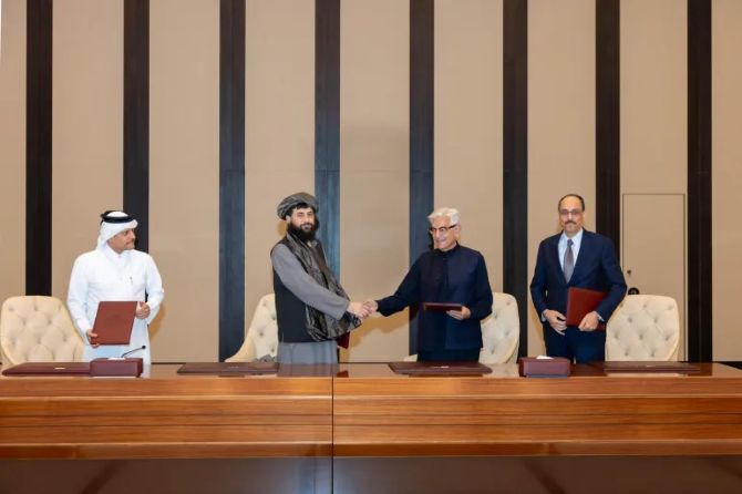 Read more about the article Afghanistan and Pakistan reach an immediate ceasefire accord following Doha negotiations. By Carl Montel