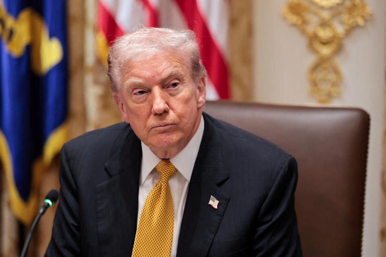 Read more about the article Trump Unveils $2,000 Payout Plan for most U.S. Citizens. By Kathy Moore.