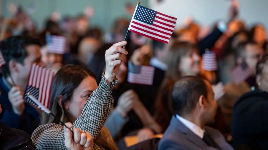 Read more about the article US Suspends Naturalization Ceremonies for Travel-Ban Countries. By Kathy Moore.