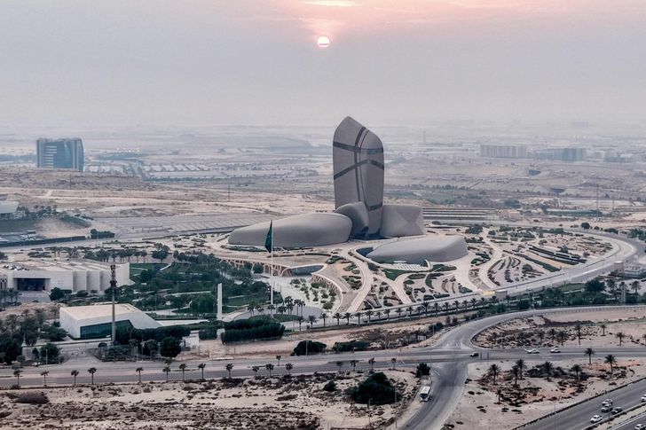 You are currently viewing Houthis Attack Aramco HQ, The Saudi Oil Giant. By Swati Montel.
